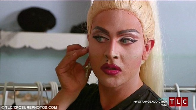 25288C5500000578-0-Final_touch_Adam_wears_wigs_heavy_make_up_and_colored_contact_le-a-34_1422547047327
