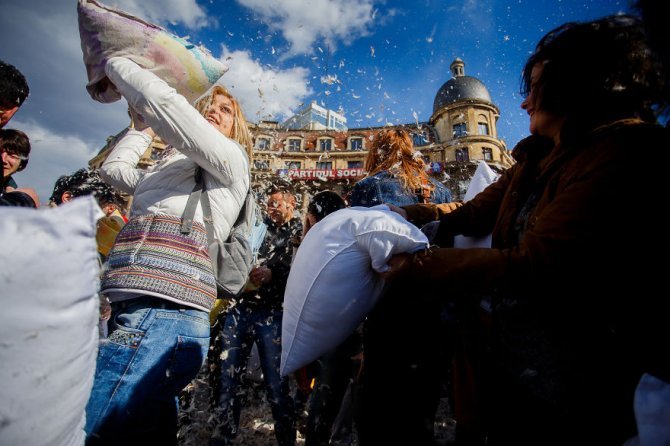 pillow fight documentary photography 006 880