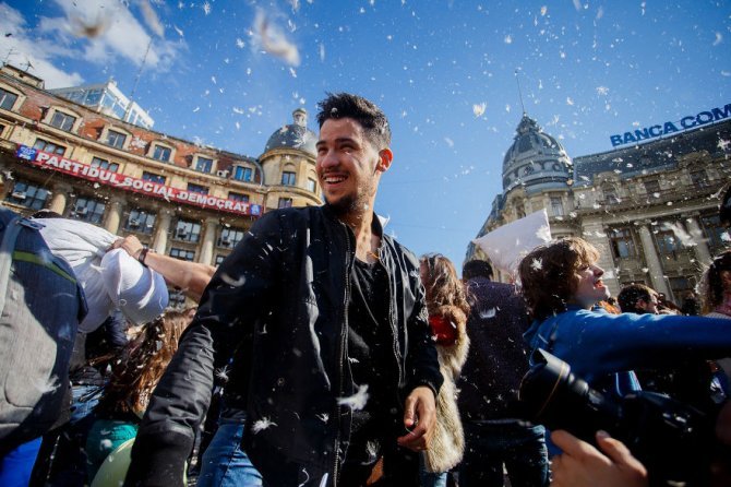 pillow fight documentary photography 008 880