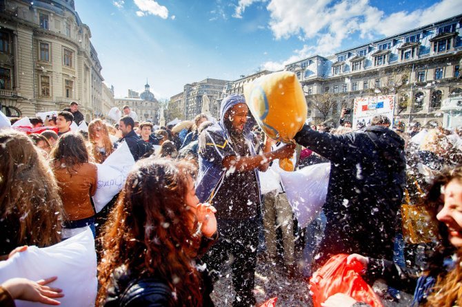 pillow fight documentary photography 010 880