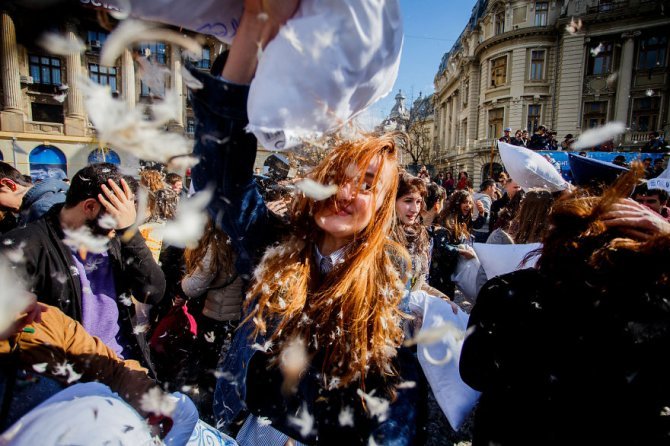 pillow fight documentary photography 014 880