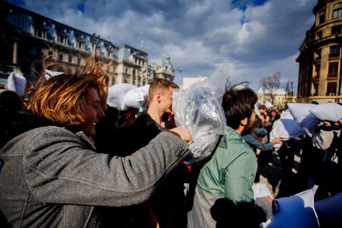 pillow fight documentary photography 015 880