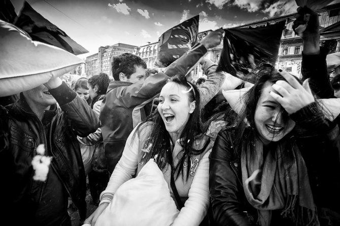 pillow fight documentary photography 016 880