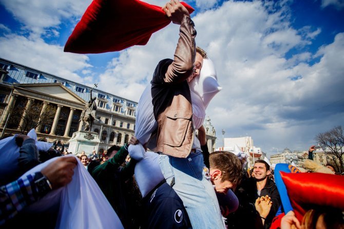pillow fight documentary photography 017 880