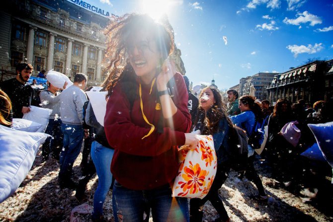 pillow fight documentary photography 018 880
