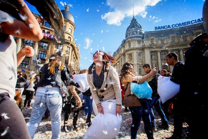 pillow fight documentary photography 021 880
