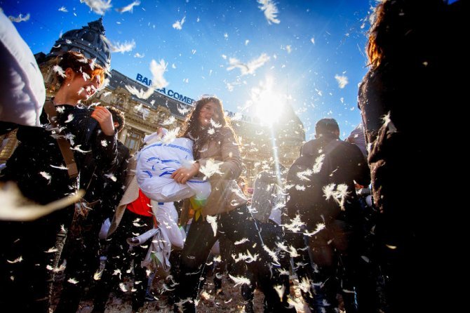 pillow fight documentary photography 024 880
