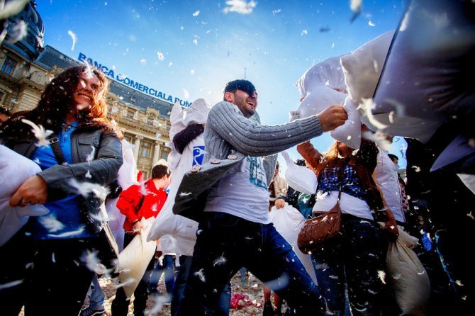 pillow fight documentary photography 025 880