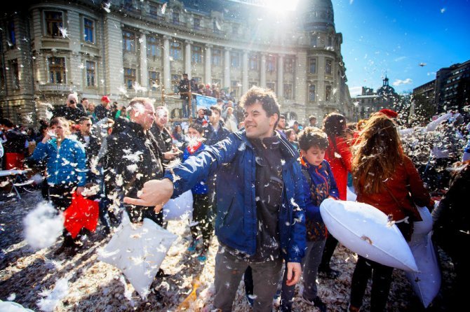 pillow fight documentary photography 027 880