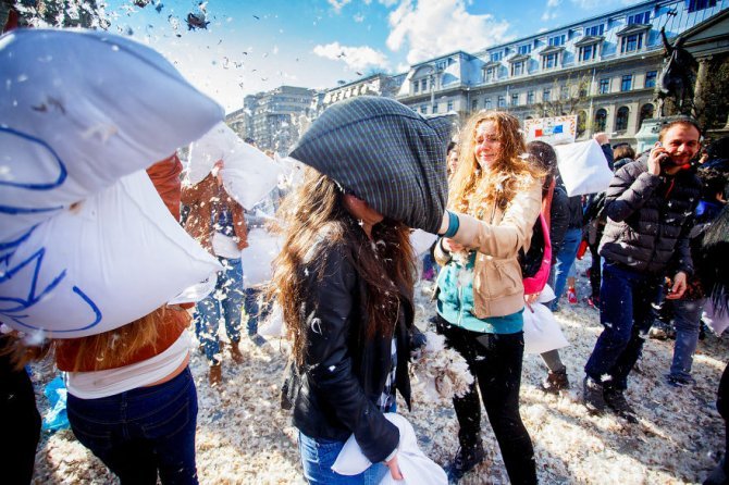 pillow fight documentary photography 028 880