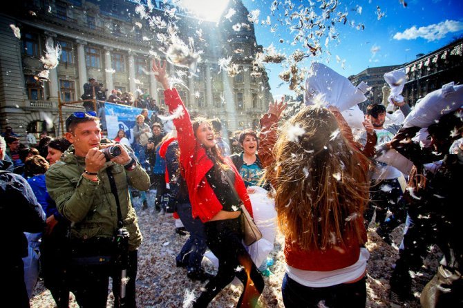 pillow fight documentary photography 029 880