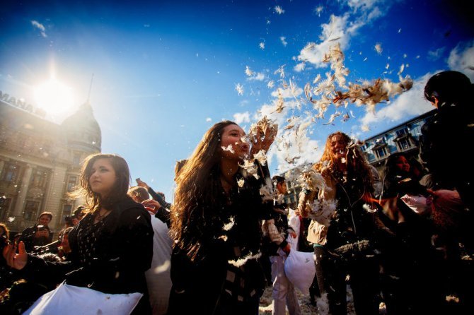 pillow fight documentary photography 030 880