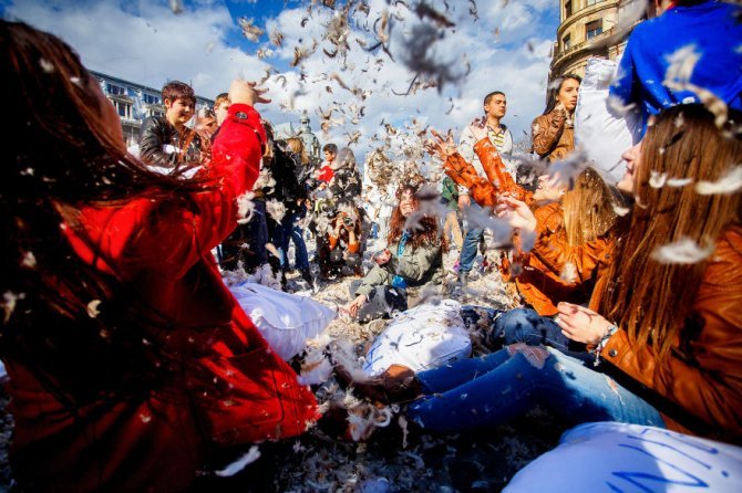 pillow fight documentary photography 034 880