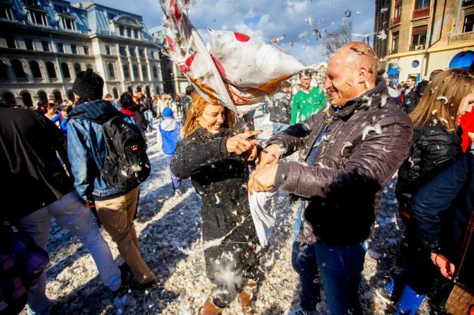 pillow fight documentary photography 035 880