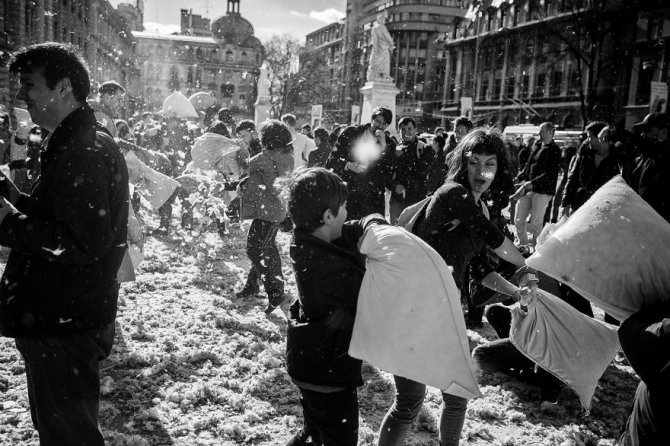 pillow fight documentary photography 039 880