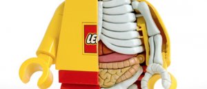 Scultura omino del lego con gli organi