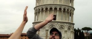 Come fare un milione e mezzo di visualizzazioni su Youtube in 7 giorni: battere il cinque a chi fa la foto in posa con la torre di Pisa!
