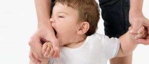 Bambino che morde