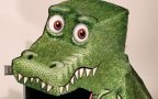 Un T-rex di cartone che ti segue con lo sguardo