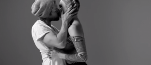 Video first kiss sconosciuti si baciano