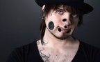 Quest’uomo è pazzo. Non crederai al modo in cui ha modificato la sua faccia.