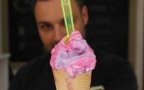Il gelato che cambia colore quando lo lecchi: inquietante