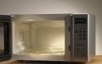 10 cose da non mettere MAI nel forno a microonde