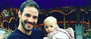 Papà fighi che portano i figli al luna park: le foto dei DILFS of Disneyland