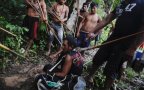 Amazzonia tribu attacca taglialegna alberi