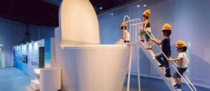 Scivolo nella toilet