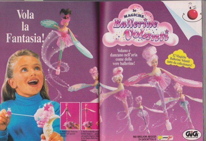 Fossi nato bambina, le ballerine volanti sarebbero state il mio gioco preferito: cioè non solo ballano, ma le puoi far volare in aria, le braccia ruotano, diventano un paio d’ali, insomma c’è tutto! Tiri la corda e si involano nell’etere per poi ricadere rovinosamente sul selciato oppure danneggiare in modo irreversibile il lampadario di cucina. Logicamente ci hanno fatto un cartone animato.