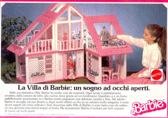 Il regalo femminile per eccellenza. Non sai cosa regalare ad una bambina? Vai di Barbie e lei sarà felice. Capitava che noi maschietti facessimo accoppiare le Barbie e i Ken delle nostre sorelline/cuginette, con risultati infimi poiché, ormai lo sappiamo, Ken, lì, non ha nulla. Cmq la Barbie esiste dal 1959, si è rinnovata fino ad oggi, grazie ai film in 3d ecc. Ma negli anni ’80 dettava lo stile di vita borghese e conservatore: la villa, il cavallo, la macchina figa, le amiche fighe, il marito a cui preparare la cena. Per quanto si possa odiare (io la odio), la Barbie è la bambola più venduta al mondo, ha fatto la fortuna della Mattel.