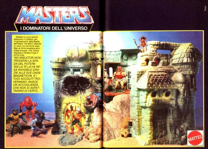 Avrei ucciso per avere la collezione completa. He-Man, Skeletor, Hordak e tutti i loro scagnozzi, comprese le (poche) ragazze. Action figures in plastica raffiguranti rattrappiti culturisti con gambe storte e torso ipertrofico con muscoli inesistenti nell’essere umano, recanti anche acconciature improbabili. Forza, potenza, forma fisica, lotta del bene contro il male, vince il più grosso. Praticamente gli anni ’80. Anche un filino gay friendly. Distribuiti dalla statunitense Mattel a partire dal 1981, fu un franchise che poi contò anche cartoni animati, film (uno, bruttissimo), fumetti e merchandising di ogni genere.