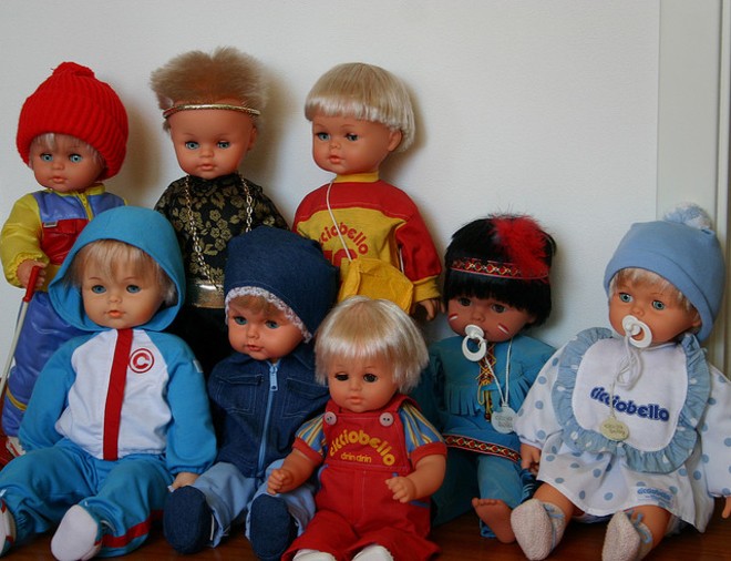 Il must dei bambolotti. Creato nel 1962 da Gervasio Chiari e successivamente prodotto dalla Giochi Preziosi, esiste in mille modelli, i cui nomi regalano orticaria: amici nel mondo, bua pipì, coniglietto, cuore a cuore, fiocco di neve, gattona e cammina, pappa sì pappa no, happy pony, pelle di pesca, prime coccole, rock, tesorino, piange. Probabilmente è stato il primo bambolotto di colore con cui hanno giocato le bambine italiane negli anni ’80, solo che a quei tempi, si chiamava “angelo negro”.