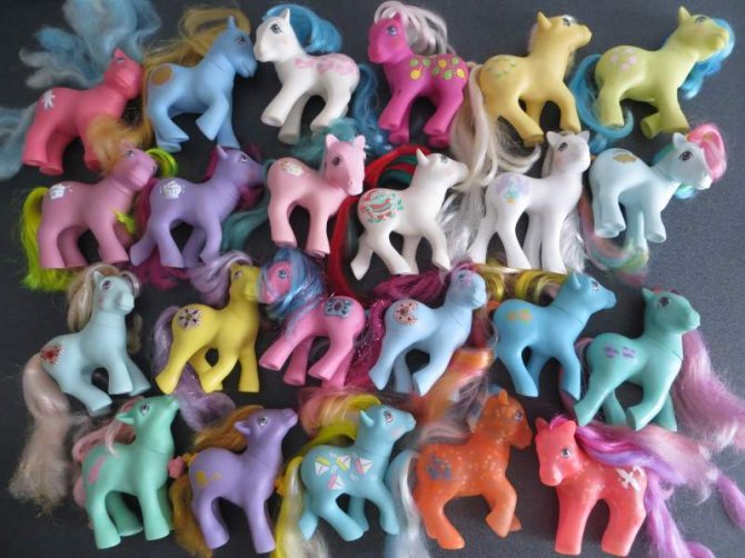 Le ragazzine hanno sempre adorato i pony. Che è un po’ come se i cavalli adorassero i nani. Comunque, le mini cavalcate sono sempre state viste come un sogno ad occhi aperti. Quindi cosa c’è di meglio di piccoli cavalli dai colori pastello, da collezionare e da pettinare? Venivano distribuiti dalla Hasbro e negli anni 80 diventarono così popolari da superare in vendite l’odiata Barbie. Ci hanno fatto i cartoni animati, le cui sigle di Cristina D’Avena sono impresse nella memoria come e non se ne vanno nemmeno dopo la lobotomia. Esistono ancora oggi, highlander del divertimento a caso.