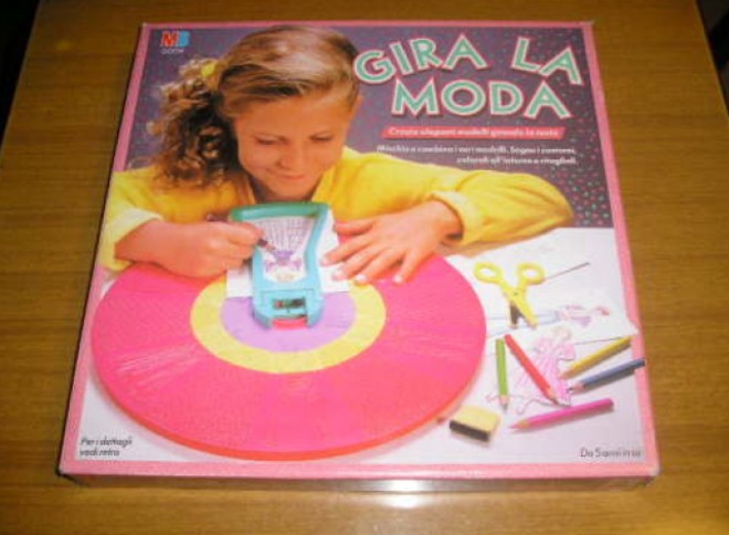 Gioco da tavolo della MB per bambine che in seguito si sono iscritte allo IED al solo scopo di prolungare l’adolescenza, attraverso di esso si potevano creare cartamodelli e tramite un carboncino si imprimeva il risultato su carta, in una specie di calco che poi si ritagliava e si spargeva per casa, mettendo a dura prova la pazienza inox della mamma.