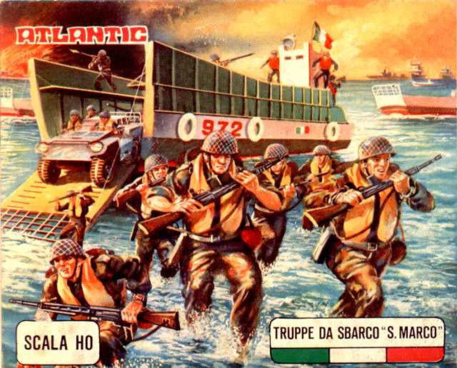 La cartina tornasole: se eri scacciafiga, lo si capiva già da qui. Armate intere, ricostruite minuziosamente e monocolormente dalla Atlantic di Milano, fondata nel ’66 con lo scopo di creare i soldatini. Egizi, greci, romani, troiani, addirittura western. Sì però poi quelle di che andavano per la maggiore erano le seguenti: “Hitler – Camicie Brune-SS” e “La Marcia su Roma – Mussolini-Camicie Nere”. Giusto per ricordarci da dove veniamo.