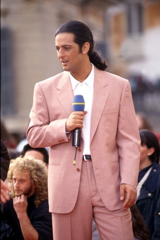 Completi di colore pastello (di due taglie superiori alla sua), pantaloni altissimi in vita, camicie abbottonate oppure maglietta monocolore alla Miami Vice. Chiaramente, capelli lunghi MAI tenuti sciolti, bensì raccolti stretti stretti da un gommino, in modo da creare un codino tipo procione. Acconciatura, questa, che ha prodotto più calvizie di Fukushima.