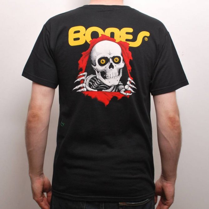 O’Neil, Powell Peralta, Santa Cruz, Quicksilver, Reef, Rip Curl ecc. ecc. Gli anni 90 ci hanno fatto diventare tutti americani, pronti a sfoggiare le felpe comode e le magliette fighe con le stampe “alternative”. In realtà un ventesimo di quelli che le portavano sapeva realmente andare sul surf o sullo skate.