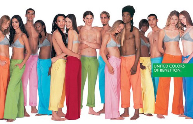 Simbolo dell’uguaglianza, il multicolor Benetton spopolava in tutto il mondo, grazie anche alle campagne pesantissime di Oliviero Toscani. Pantaloni oppure magliette monocolore con sotto il jeans un po’ sformato.