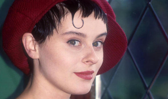 Cappello stile ferroviere del primo dopoguerra, grande almeno tre taglie oltre il consentito, meglio se portato alla Lisa Stansfield, coi capelli turbo ingelatinati ed il ciuffetto tira bacio che esce fuori.