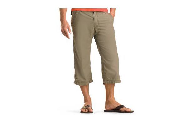 Vi ricordate quando parlavamo dei ciclisti come peggiori pantaloni di tutti i tempi? Ecco, se la giocano con questi. Mamma mia che brutti, potresti uccidere gli zombi, Dracula e Godzilla solo mostrando loro questa foto. Combo micidiale con le infradito.