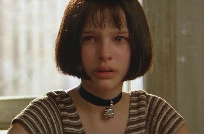 Meglio se sfoggiato con i capelli a caschetto. Le discoteche erano piene di ragazze che sembravano Natalie Portman adolescente in Leon. Oggi è ridiventato un must, a caso.
