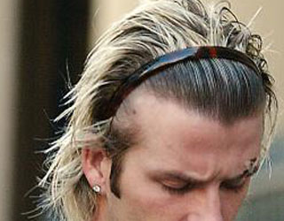 Beckham, Totti, Buffon, e poi tutti gli altri. Se uno ha mai giocato a calcio o a calcetto in quegli anni, ha avuto la pettinatura obbligatoriamente lunghezza media tenuta indietro dal cerchietto che una volta serviva solo alle nonne.