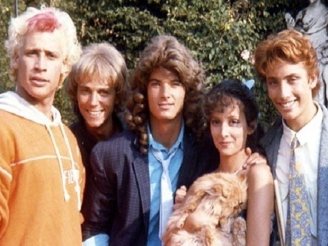 Eleganza a palate, il vero look casual dei rocker con la parrucca ed il cuore di panna. La costumista dello show non doveva essere particolarmente dotata d’inventiva.