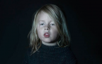 I bambini zombie fotografati mentre guardano la tv