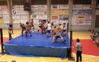 Assistere ad un incontro di wrestling in provincia porta il disagio al livello successivo