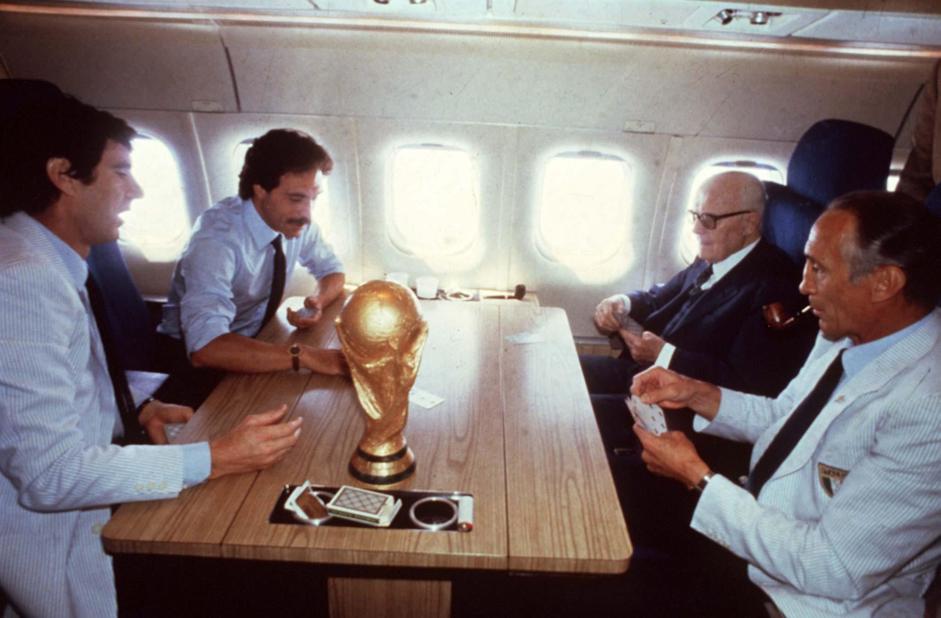 epa02503812 (FILE) A July 1982 file photo shows former Italian head coach of Italian soccer team, Enzo Bearzot (R), while he palyes cards on the airplane with Italian President Sandro Pertini (II from R) and Italian goalkeeper Dino Zoff (L) after the victory of the 1982 Soccer World Championships. Bearzot, who led the team to the 1982 World Cup title, died on Tuesday, 21 December 2010 aged 83, the Italian football federation (FIGC) said. News reports said that Bearzot was ill for several years and died in Milan. The former Inter Milan player Bearzot was in charge of the Squadra Azzurra for a record 104 matches 1975-1986. The World Cup title 1982 in Spain, 3-1 over West Germany in the final, was his biggest success.

   "The memory of Enzo Bearzot can not be limited to the joy he gave
us in 1982 ... Bearzot was able to convey great human and sporting
values," said FIGC President Giancarlo Abete.  EPA/STR  ANSA