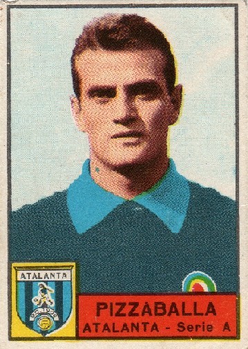 Portiere dell’Atalanta stagione 1963/64. La prima figurina dell’album, perché aveva la maglietta numero uno e la sua squadra iniziava con la lettera A. Per anni è stata la figurina più rara di quelle dei Calciatori Panini. Il re del celo-manca, sezione manca. Per voi che l’avete sempre sognata, ora sapete che faccia ha. Purtroppo l’avvento di internet ha ucciso il mito delle introvabili e oggi si trova facilmente su Ebay.