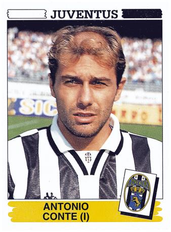 Antonio Conte in una delle sue mirabolanti stagioni alla Juventus. La faccia è quella arcigna ed affascinante con cui ancora oggi affabula i giocatori al suo volere al Chelsea. L’unica cosa diversa, quel piccolo eliporto per l’atterraggio d’emergenza che ha nel mezzo del cranio al posto del capelli. Quello stadio in miniatura contornato da una criniera regolare e che oggi è sparito in favore di un più dignitoso gatto.